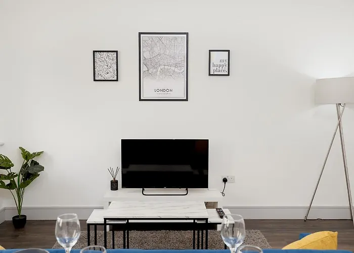 High Spec 2 Bed Apartment W/Parking Available